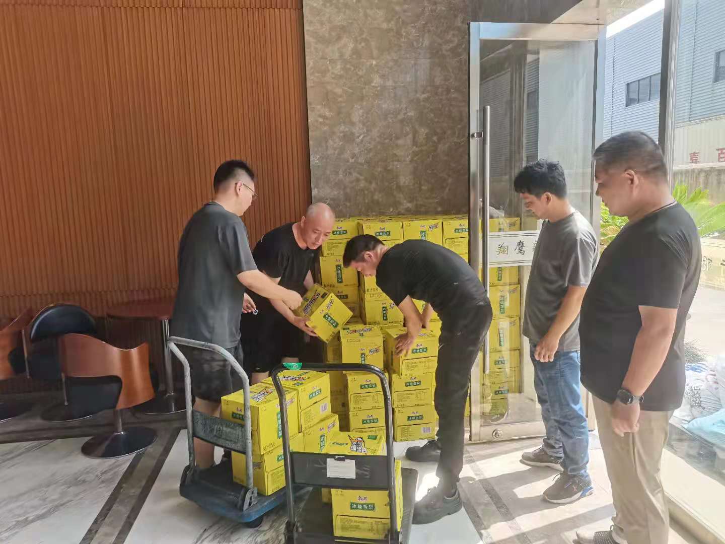 公司領導、工會慰問高溫一線員工