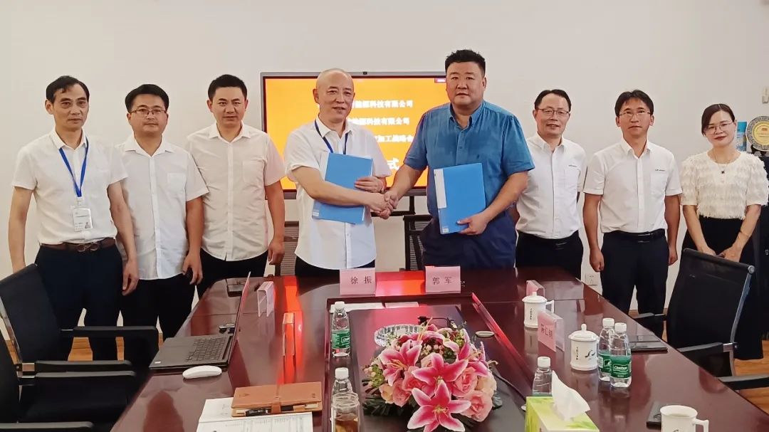 興儲世紀和江蘇翔鷹簽訂戰略合作協議